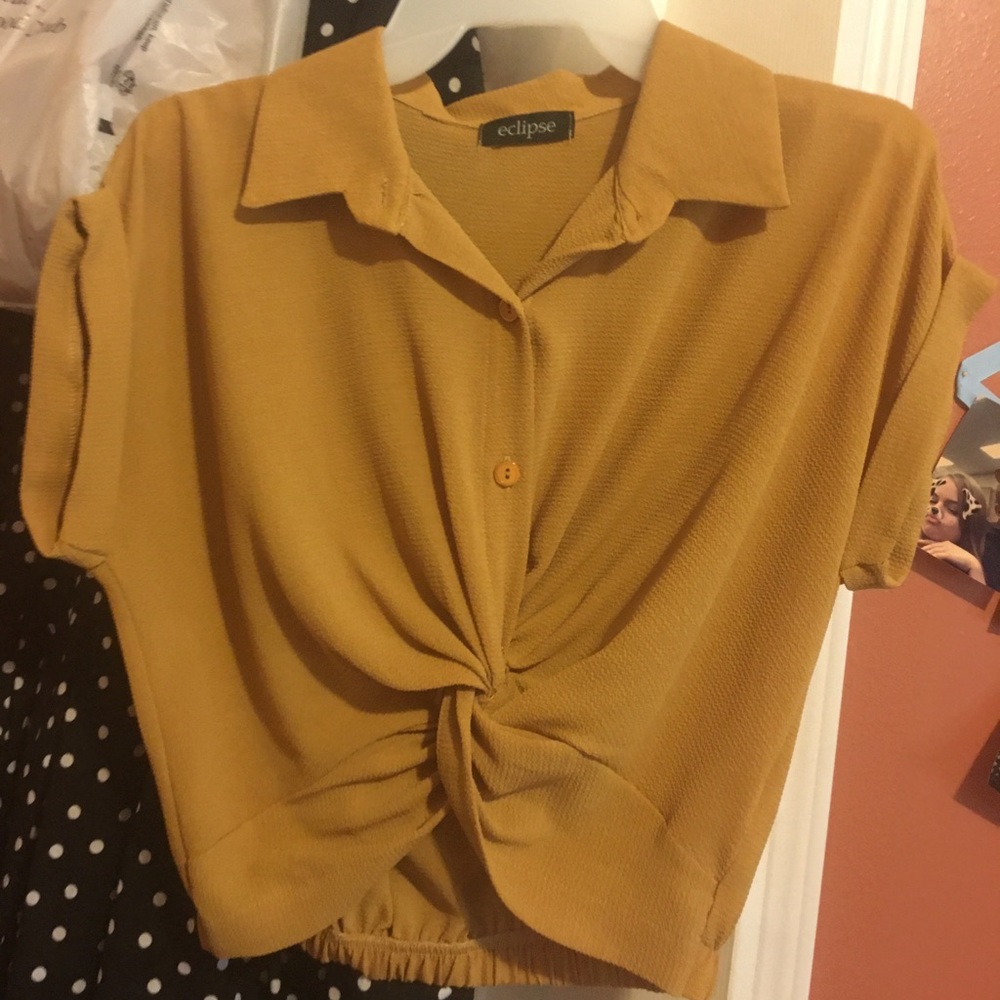 Collared crop t- shirt!!